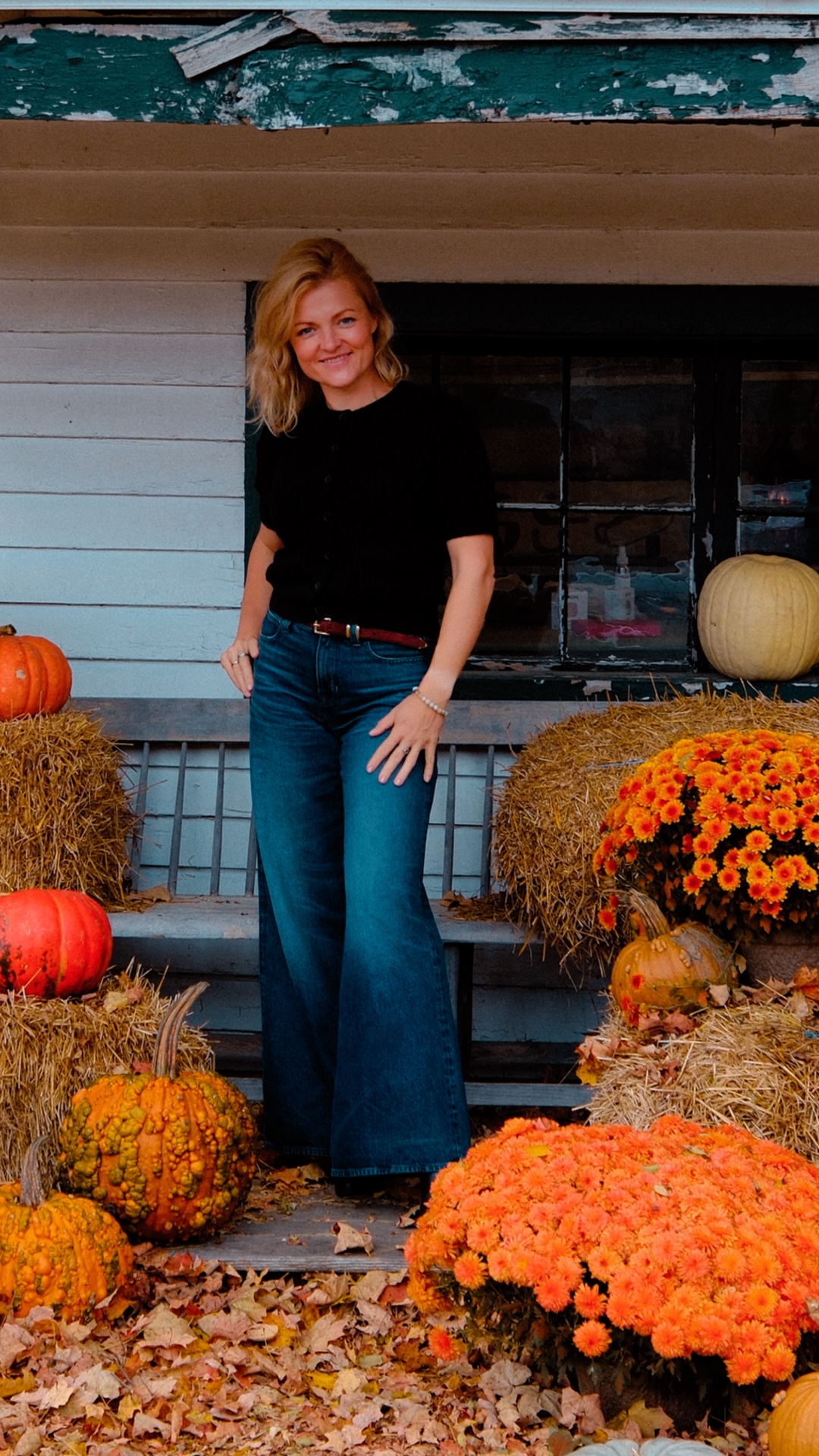 Karolina, founder of Cadre Nomade, in a seasonal garden setting.