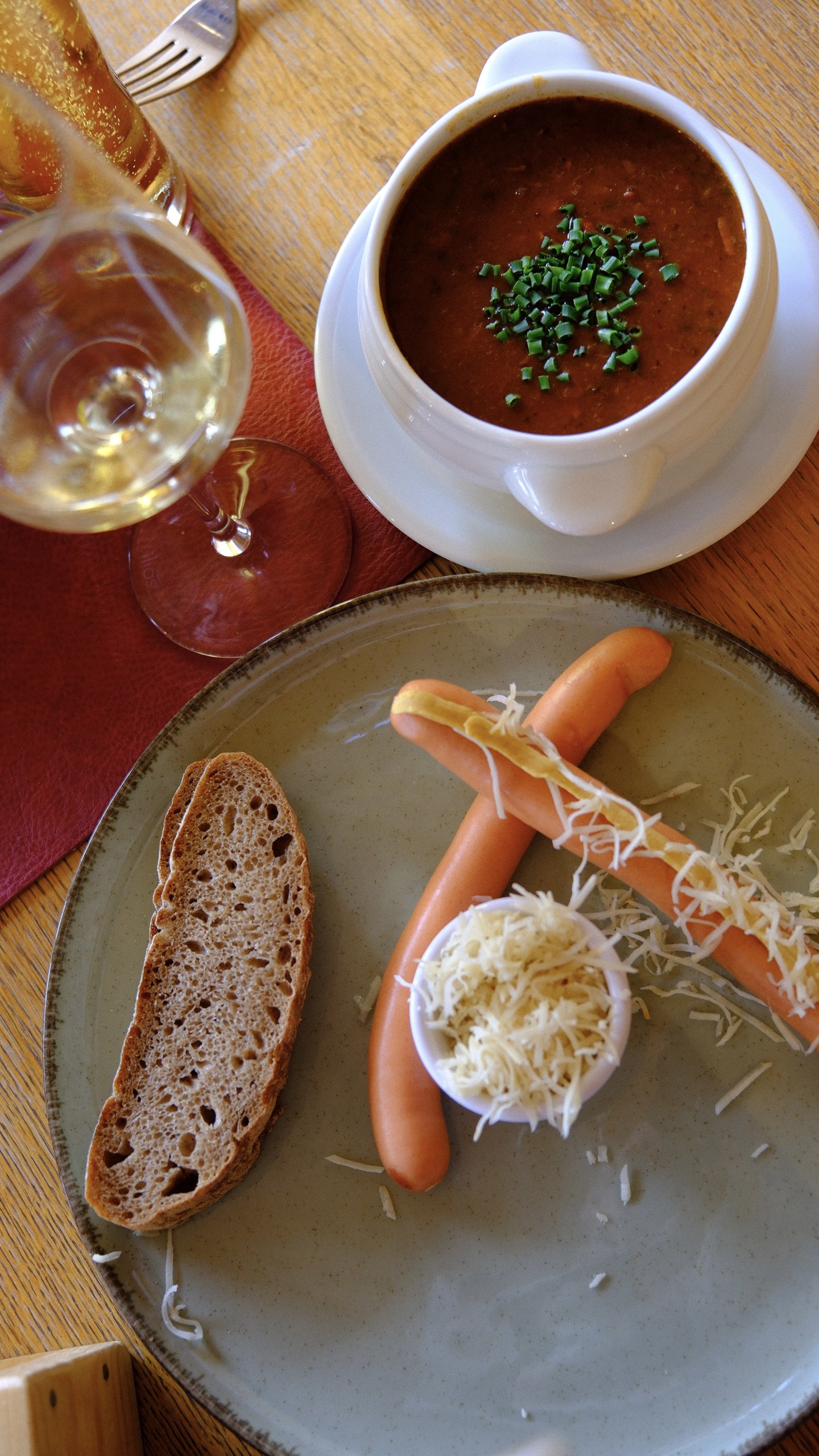 A table with goulash, sausages, bread, grated horseradish and drinks at the Douglass Hütte.